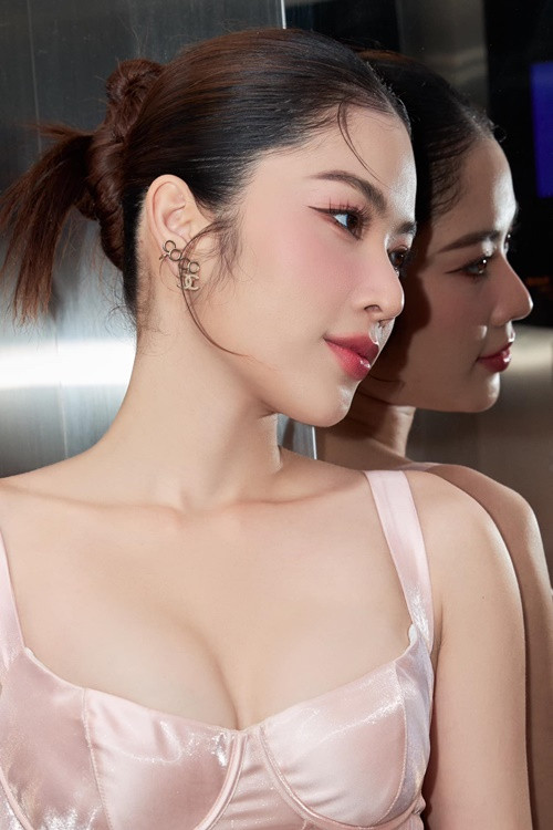 Năm 2017, Lệ Nam livestream tố bị người tình tên B.T đe dọa. Thế nhưng chỉ sau một thời gian ngắn, cô lại xuất hiện bên B.T tại The Face 2017. Ồn ào dấy lên nghi vấn về Lệ Nam "dựng chuyện" để dọn đường vào showbiz. Ảnh: FBNV.