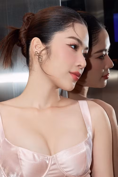 Năm 2017, Lệ Nam livestream tố bị người tình tên B.T đe dọa. Thế nhưng chỉ sau một thời gian ngắn, cô lại xuất hiện bên B.T tại The Face 2017. Ồn ào dấy lên nghi vấn về Lệ Nam "dựng chuyện" để dọn đường vào showbiz. Ảnh: FBNV.