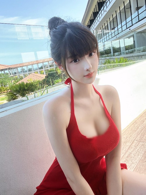 Amy khéo chọn trang phục tôn vóc dáng yêu kiều, gợi cảm.