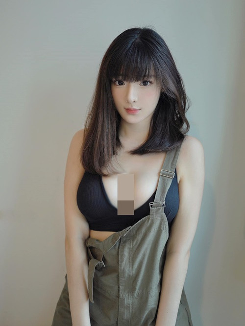 Thi thoảng, cô nàng mặc táo bạo như để lộ nội y.