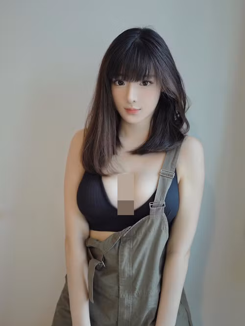 Thi thoảng, cô nàng mặc táo bạo như để lộ nội y.