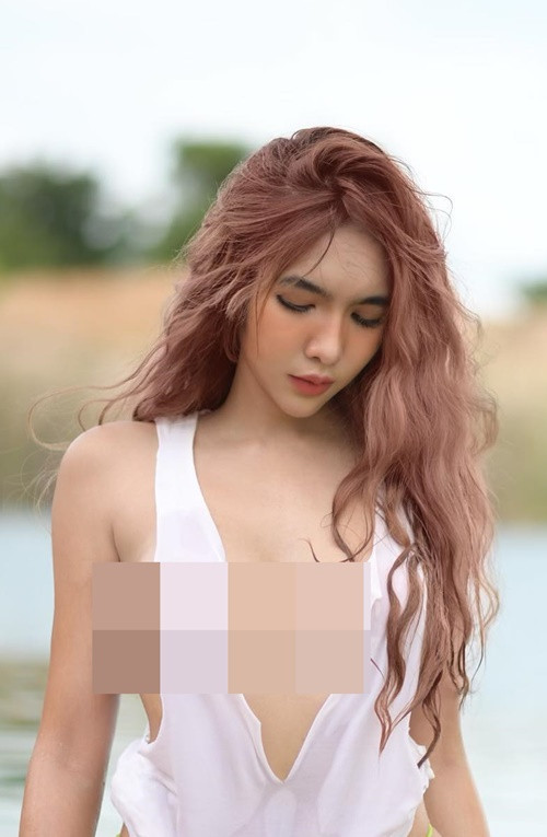 Cô nàng diện trang phục mỏng manh và "quên" nội y khi đi tắm.