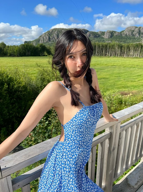 Có lẽ, Sirada Sirithap chưa nổi bật hẳn lên do phong cách thời trang thiếu vải.