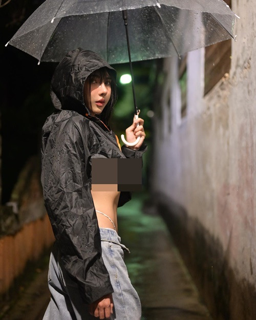 Nhiều người lại chỉ trích hot girl người Thái Lan ăn mặc lố bịch, phản cảm.