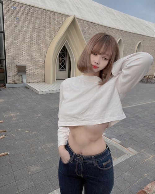 Người khác phải ngượng thay trước hình ảnh Cho Yeji chạy theo xu hướng thời trang hở chân ngực.