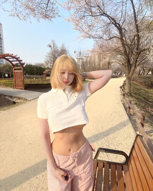 Hot girl xinh đẹp khoe ngực khủng, vòng eo thon thả khi đi công viên.