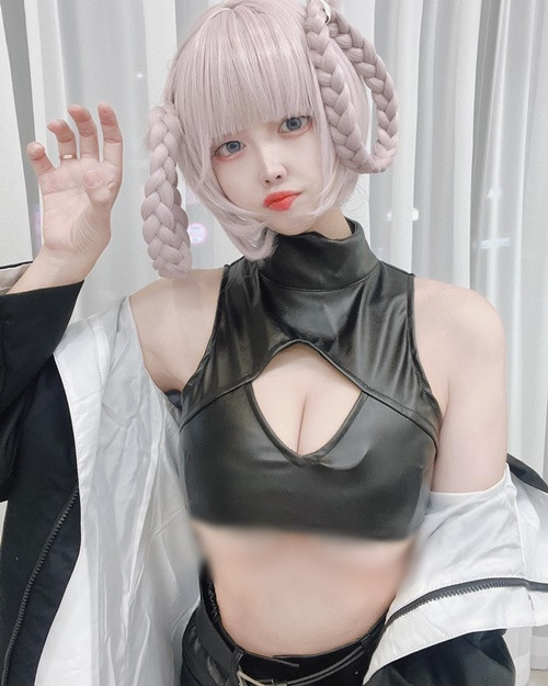 Đôi lần, hot girl người Hàn Quốc hở đến 2/3 chân ngực, trông “phô phang”.