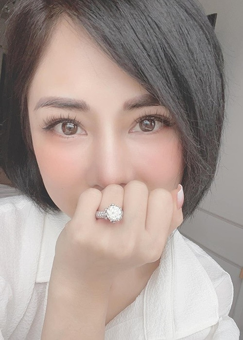 Nhẫn cầu hôn của Bạch Lan Phương. Ảnh: FBNV.