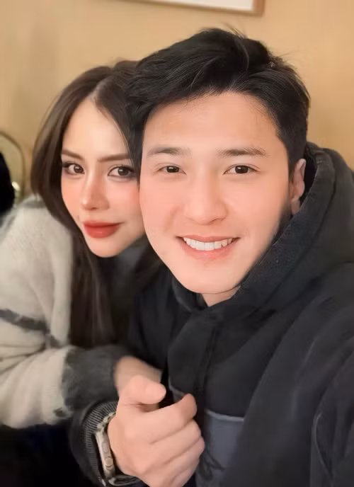 Nam diễn viên chia sẻ trong cuộc phỏng vấn với Dân Trí, những lúc cãi nhau, vợ là người nóng tính hơn nên anh luôn "xuống nước" trước. Ảnh: FBNV.