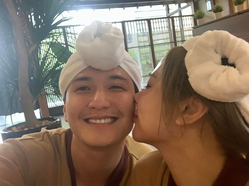 "Trên đời này chồng mình nghiện 3 thứ: công việc, ăn cơm nhà và bạn trong ảnh. Thấy vợ đi làm tóc lâu về, giải pháp của "người ấy" khi có một núi việc phải làm và đến giờ cơm là: "Mang cơm ra chỗ vợ làm tóc, ngồi làm việc và ngồi với vợ luôn" xong "mẹ không cho mang cơm đi, thì ngồi nhà ăn cơm 1 mình" rồi mang ra cho vợ một hộp táo", Bạch Lan Phương từng khoe. Ảnh: FBNV.