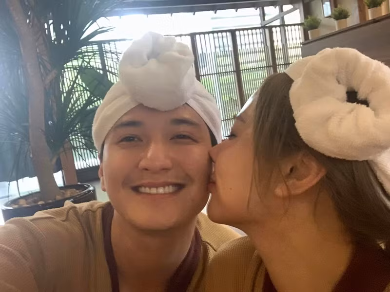 "Trên đời này chồng mình nghiện 3 thứ: công việc, ăn cơm nhà và bạn trong ảnh. Thấy vợ đi làm tóc lâu về, giải pháp của "người ấy" khi có một núi việc phải làm và đến giờ cơm là: "Mang cơm ra chỗ vợ làm tóc, ngồi làm việc và ngồi với vợ luôn" xong "mẹ không cho mang cơm đi, thì ngồi nhà ăn cơm 1 mình" rồi mang ra cho vợ một hộp táo", Bạch Lan Phương từng khoe. Ảnh: FBNV.