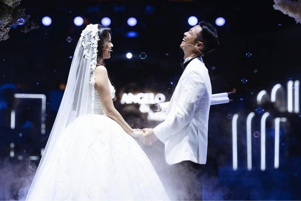 Khách mời tiệc cưới là bạn bè, người thân của cô dâu, chú rể đến từ 20 quốc gia khác nhau, được gia đình mời sử dụng buffet chay trong không gian khu vườn thiền. Buổi tiệc sử dụng các vật liệu thô, mộc, hướng đến sự bình dị, an yên như tre hay gỗ. Thông điệp “Nơi cuộc sống bừng nở” và “Đơm hoa kết trái” được gia đình và đạo diễn Lê Thuỳ Thảo Nguyên truyền tải đến khách mời.