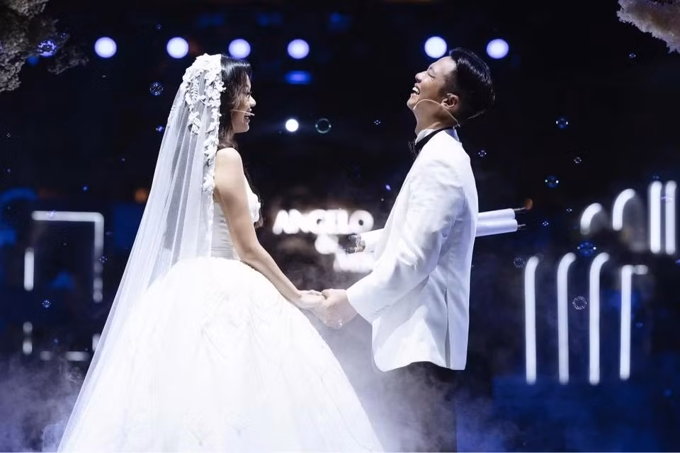 Khách mời tiệc cưới là bạn bè, người thân của cô dâu, chú rể đến từ 20 quốc gia khác nhau, được gia đình mời sử dụng buffet chay trong không gian khu vườn thiền. Buổi tiệc sử dụng các vật liệu thô, mộc, hướng đến sự bình dị, an yên như tre hay gỗ. Thông điệp “Nơi cuộc sống bừng nở” và “Đơm hoa kết trái” được gia đình và đạo diễn Lê Thuỳ Thảo Nguyên truyền tải đến khách mời.