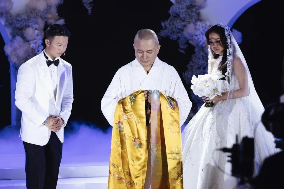 Trong khi lễ Thuận Hằng mang màu sắc truyền thống, tiệc cưới lại thể hiện tinh thần hiện đại, diễn ra vào buổi tối. Trắng là tông màu chủ đạo của buổi tiệc xa hoa này. Trang phục cưới, hoa, đồ trang trí không gian đều mang màu sắc sang trọng này. Nếu lễ Thuận Hằng có concept Tròn đại diện cho sự đủ đầy, đám cưới lại sử dụng hình khối Vuông biểu tượng cho sự vững chắc, bền lâu. Khi những hình ảnh về lễ cưới này được đăng tải trên mạng xã hội, nhiều người dùng để lại bình luận khen ngợi, cho rằng đám cưới này theo đuổi thành công xu hướng quiet luxury (sang trọng thầm lặng).