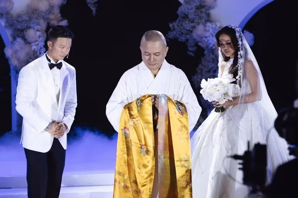 Trong khi lễ Thuận Hằng mang màu sắc truyền thống, tiệc cưới lại thể hiện tinh thần hiện đại, diễn ra vào buổi tối. Trắng là tông màu chủ đạo của buổi tiệc xa hoa này. Trang phục cưới, hoa, đồ trang trí không gian đều mang màu sắc sang trọng này. Nếu lễ Thuận Hằng có concept Tròn đại diện cho sự đủ đầy, đám cưới lại sử dụng hình khối Vuông biểu tượng cho sự vững chắc, bền lâu. Khi những hình ảnh về lễ cưới này được đăng tải trên mạng xã hội, nhiều người dùng để lại bình luận khen ngợi, cho rằng đám cưới này theo đuổi thành công xu hướng quiet luxury (sang trọng thầm lặng).