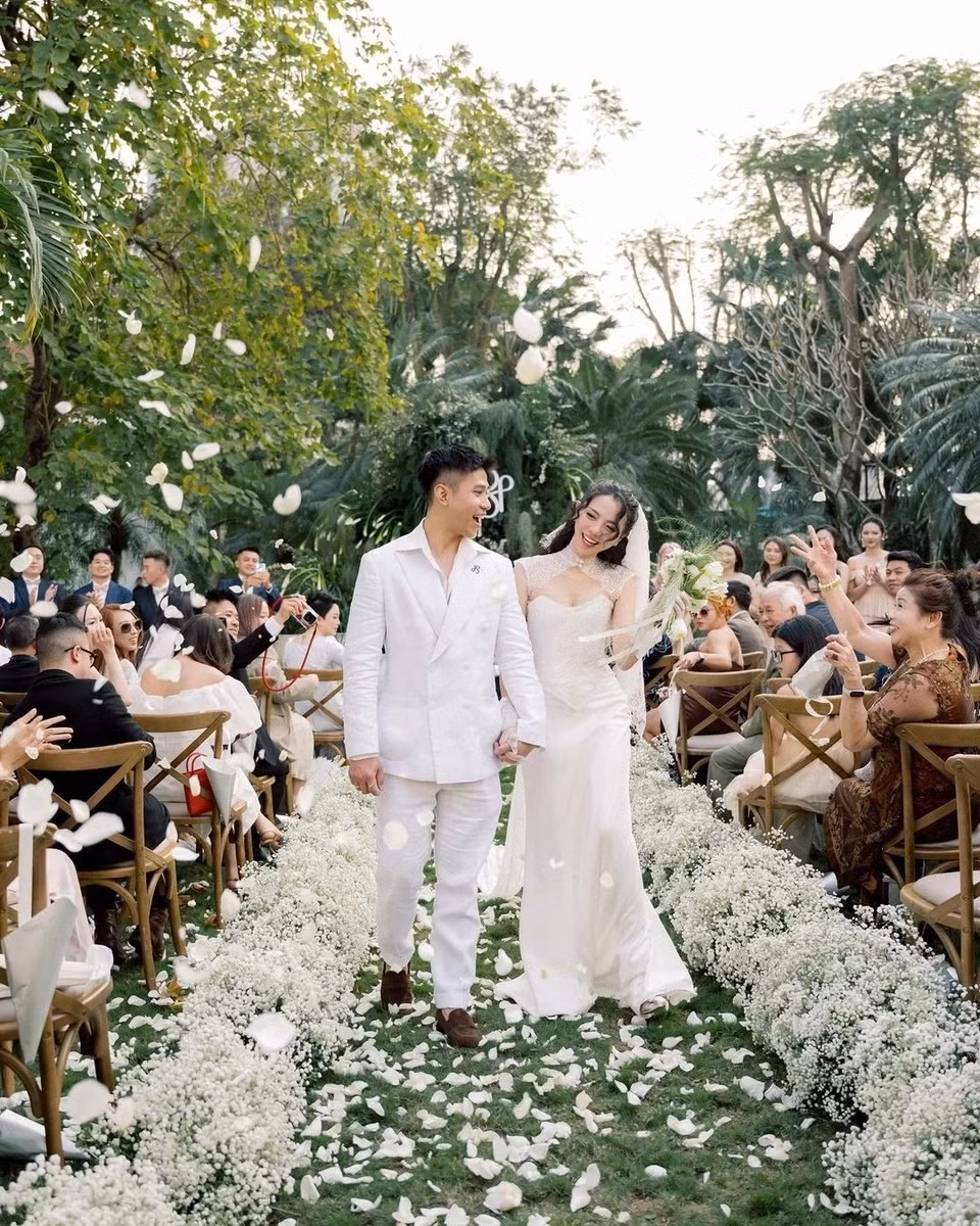 Tổ chức theo concept độc đáo, ấn tượng, sở hữu quy mô lớn, những đám cưới này thu hút sự chú ý trên mạng xã hội trong thời gian gần đây. Hình ảnh về các bữa tiệc cưới mới lạ đạt lượt tương tác, chia sẻ lớn.