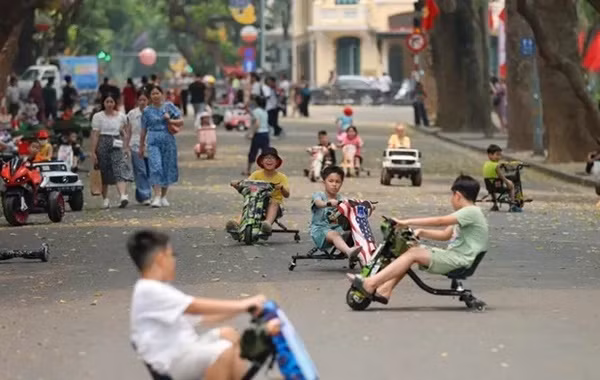 Các em nhỏ vui chơi ở phố đi bộ Hồ Gươm. (Ảnh: Thanh Tùng/TTXVN)