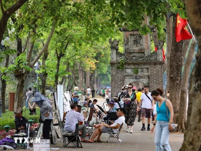 Phố đi bộ Hồ Gươm vẫn là điểm đến được ưa thích dù thời tiết nắng nóng. (Ảnh: Thanh Tùng/TTXVN)