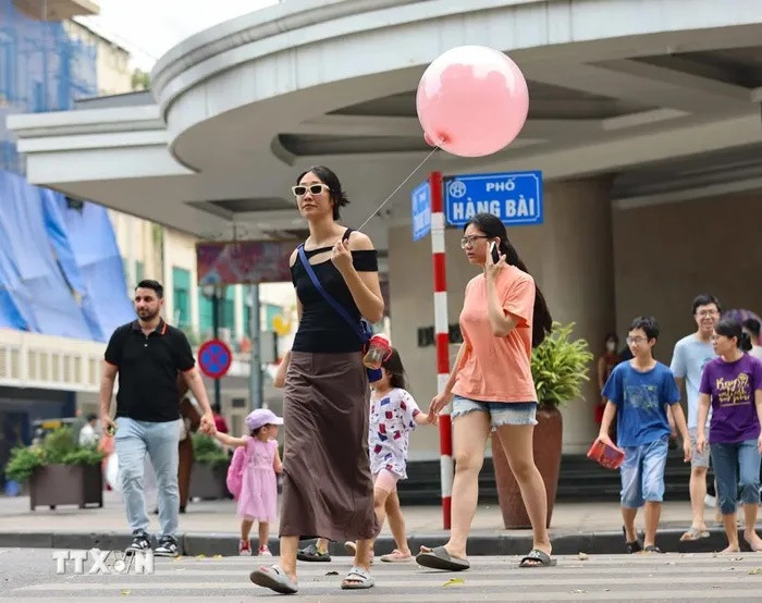 Người dân vui chơi ở Phố đi bộ Hồ Gươm. (Ảnh: Thanh Tùng/TTXVN)