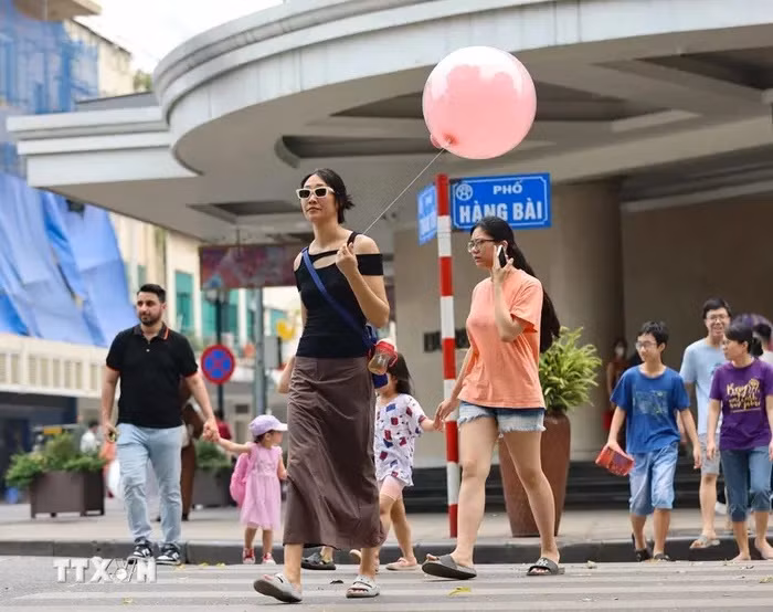 Người dân vui chơi ở Phố đi bộ Hồ Gươm. (Ảnh: Thanh Tùng/TTXVN)