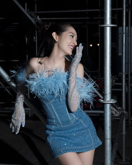 Nữ ca sĩ vẫn giấu danh tính bố con gái. Ảnh: FBNV.