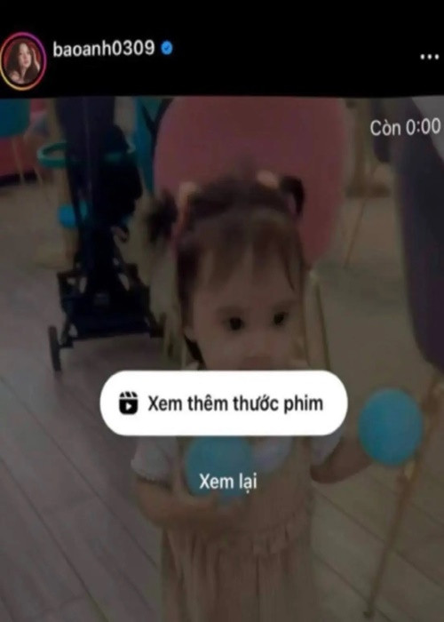 13 tháng tuổi, con gái Bảo Anh bắt đầu tập đi. Ảnh: FBNV.