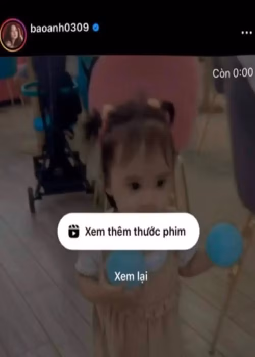 13 tháng tuổi, con gái Bảo Anh bắt đầu tập đi. Ảnh: FBNV.