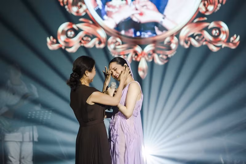 Sau thông tin Bảo Anh công khai con gái, nhiều fan nhớ lại việc nữ ca sĩ bật khóc khi hát Ước mơ của mẹ trên sân khấu vào tháng 6/2023. Thời điểm này, Bảo Anh sinh con được vài tháng. Ảnh: FBNV.