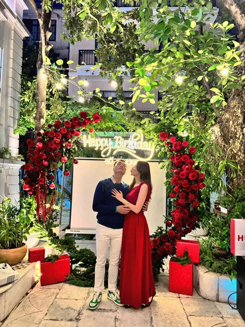 Doanh nhân Thành Phương hơn Thanh Tú 16 tuổi. Nàng hậu cho biết, vợ chồng cô không có khoảng cách tuổi tác. Thanh Tú còn khen chồng rất tâm lý.