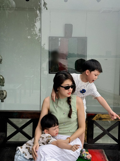 Thanh Tú bận rộn chăm sóc các con nhỏ.