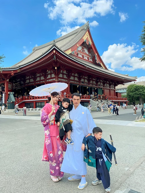 Thanh Tú cùng chồng con đi du lịch nhiều nơi.