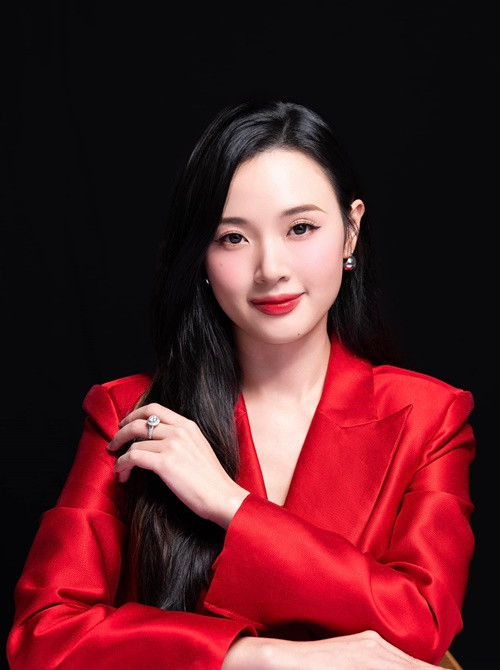 Ngoài hậu trường chụp ảnh cưới, Midu còn lộ nhẫn cầu hôn. Cụ thể, trên trang cá nhân, nữ diễn viên vừa đăng tải hình ảnh đeo một chiếc nhẫn ở ngón giữa. Thông thường, phụ nữ sẽ đeo nhẫn cầu hôn ở ngón giữa, khi đã kết hôn thì đeo ở ngón áp út. Ảnh: FBNV.