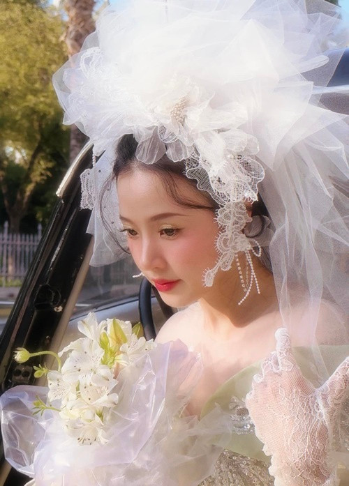 Giữa thông tin sắp kết hôn, Midu còn viết ẩn ý: "Mỗi người sẽ thành công theo một cách khác nhau, tôn trọng người khác và hạnh phúc với chính mình". Ảnh: FBNV.