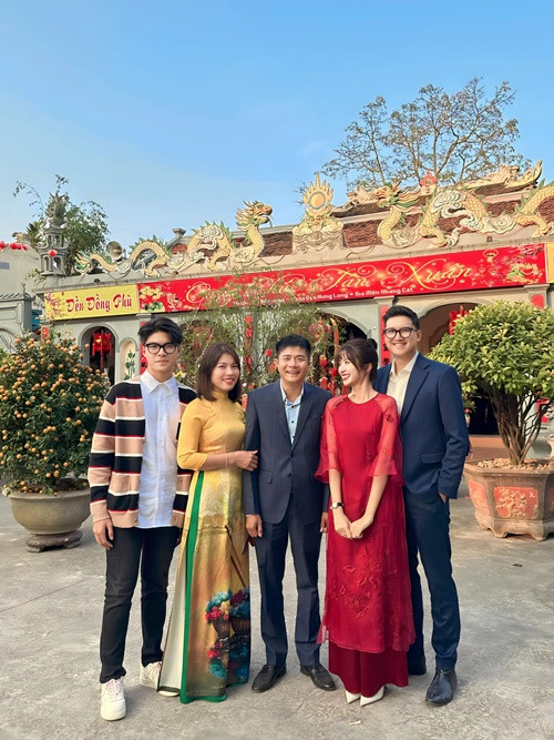 Ngọc Huyền khoe ảnh hạnh phúc bên chồng trong dịp Tết Nguyên đán 2024.