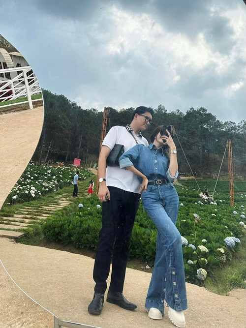 Duy Minh sinh năm 2000, kém Ngọc Huyền 1 tuổi. Anh không hoạt động nghệ thuật.