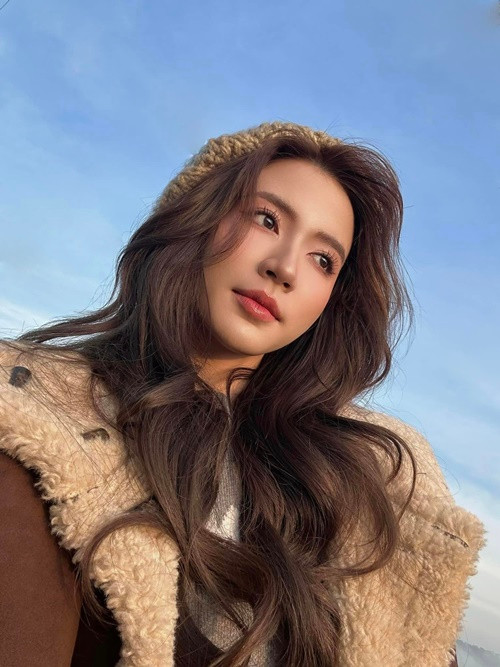 Nữ diễn viên sinh năm 1999 lúc kín đáo, khi năng động, lúc lại quyến rũ.