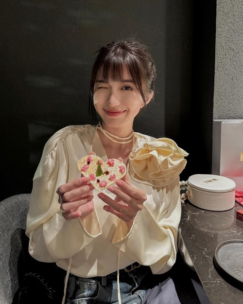 Ngọc Huyền là một trong những diễn viên mới nổi của VTV. Sau Thương ngày nắng về, cô góp mặt trong phim Món quà của cha.