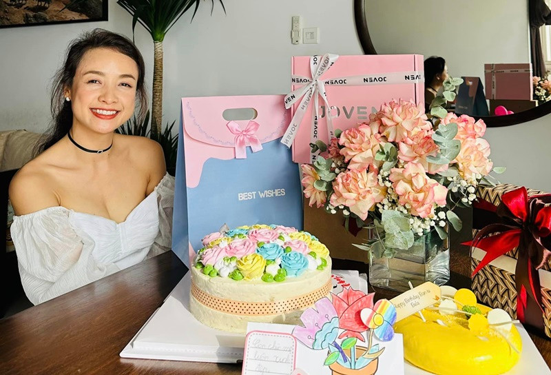 Lê Bê La mặc áo trễ vai khoe vai trần gợi cảm.