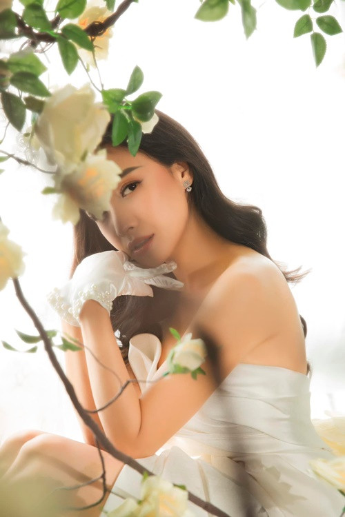 Cô bắt đầu gây chú ý khi đóng vai Tùng - cô sinh viên cá tính trong bộ phim truyền hình Cổng mặt trời lên sóng năm 2009.