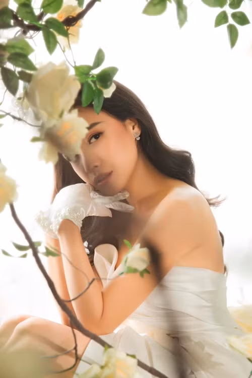 Cô bắt đầu gây chú ý khi đóng vai Tùng - cô sinh viên cá tính trong bộ phim truyền hình Cổng mặt trời lên sóng năm 2009.