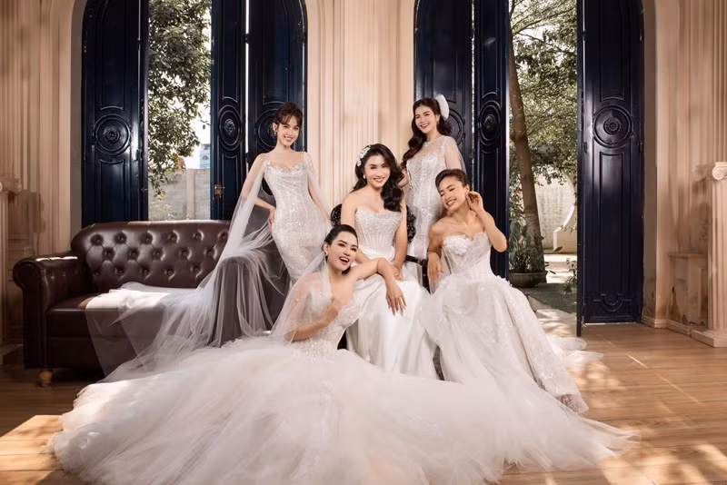 Lê Bê La mặc váy cúp ngực khoe dáng bên những người bạn thân: Tú Vi, Nguyệt Ánh, Kha Ly.