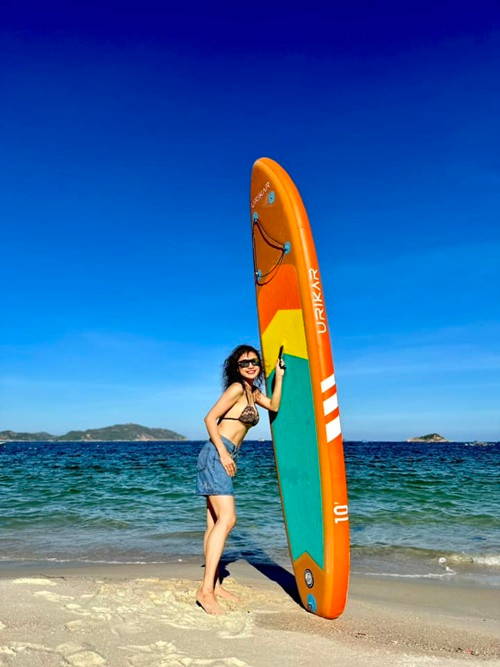 Nữ diễn viên tự tin diện bikini trong một chuyến đi biển.