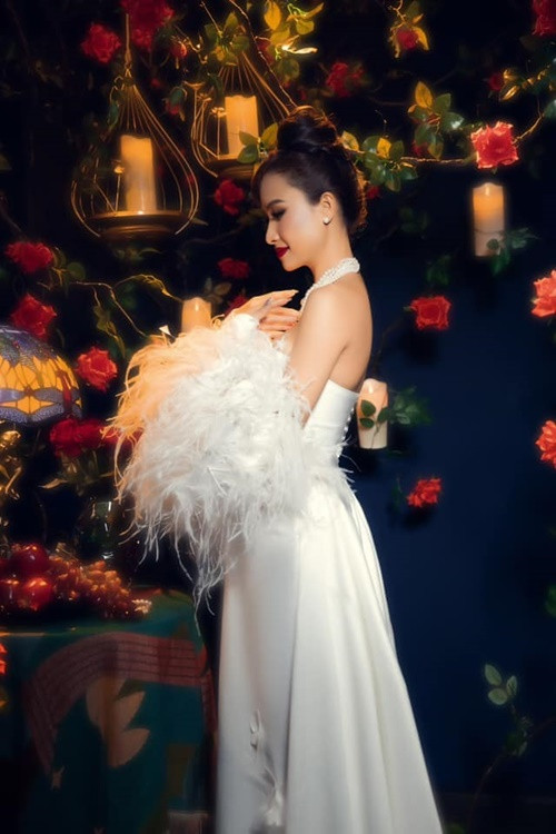 Cô đoạt giải Nữ diễn viên chính được yêu thích nhất tại giải thưởng HTV Award 2013 nhờ vai Nguyệt - cô gái tham vọng, thủ đoạn trong phim Thời gian để yêu.