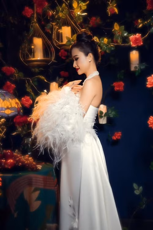 Cô đoạt giải Nữ diễn viên chính được yêu thích nhất tại giải thưởng HTV Award 2013 nhờ vai Nguyệt - cô gái tham vọng, thủ đoạn trong phim Thời gian để yêu.