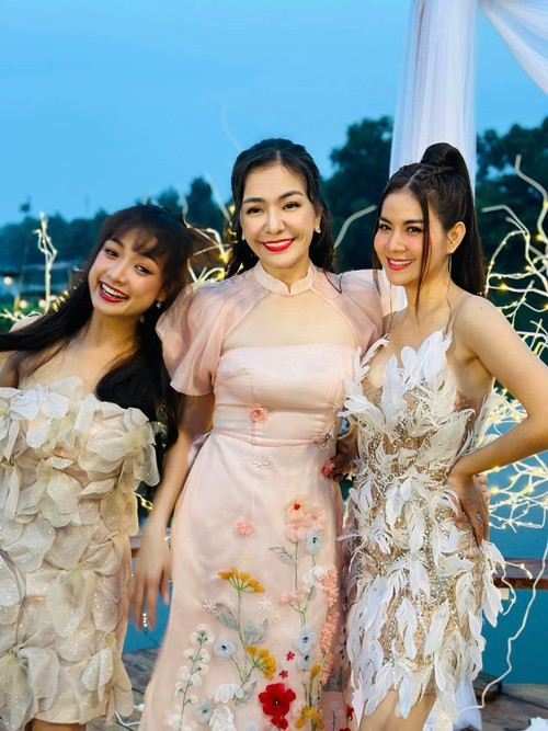 Lê Bê La gợi cảm trẻ trung không kém các đồng nghiệp cùng lứa tuổi.