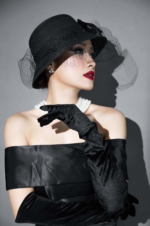 Mặc gợi cảm, khác hẳn hình ảnh tomboy trước đây, nữ diễn viên phim Cổng mặt trời chia sẻ trên Znews về động lực thay đổi: "Tôi muốn khán giả nhìn mình khác, mới mẻ hơn. Tôi không muốn mình chỉ gắn với những vai diễn khổ sở, nhiều nước mắt. Tôi muốn chứng minh bản thân có thể đóng được nhiều loại vai. Mình muốn có cơ hội mới thì phải tự thay đổi bản thân mình trước".