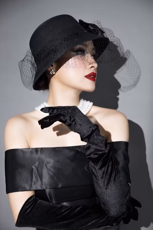 Mặc gợi cảm, khác hẳn hình ảnh tomboy trước đây, nữ diễn viên phim Cổng mặt trời chia sẻ trên Znews về động lực thay đổi: "Tôi muốn khán giả nhìn mình khác, mới mẻ hơn. Tôi không muốn mình chỉ gắn với những vai diễn khổ sở, nhiều nước mắt. Tôi muốn chứng minh bản thân có thể đóng được nhiều loại vai. Mình muốn có cơ hội mới thì phải tự thay đổi bản thân mình trước".