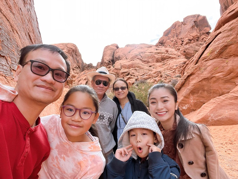 Nữ diễn viên chia sẻ hình ảnh du lịch cùng bố mẹ chồng. Theo Tiền Phong, bố mẹ và chị chồng Diệu Hương đã định cư ở Mỹ từ lâu.