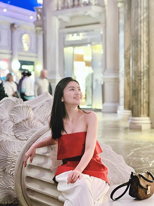 San của Hoa hồng trên ngực trái vẫn trẻ trung, gợi cảm dù đã là gái hai con.