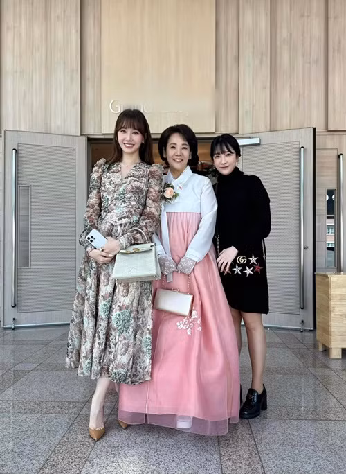 Trấn Thành từng hết lời khen ngợi nhan sắc Maria. Nam MC còn trêu chọc Maria khi bóc mẽ em vợ cô “sống ảo” và viết sai chính tả. Ảnh: FBNV.